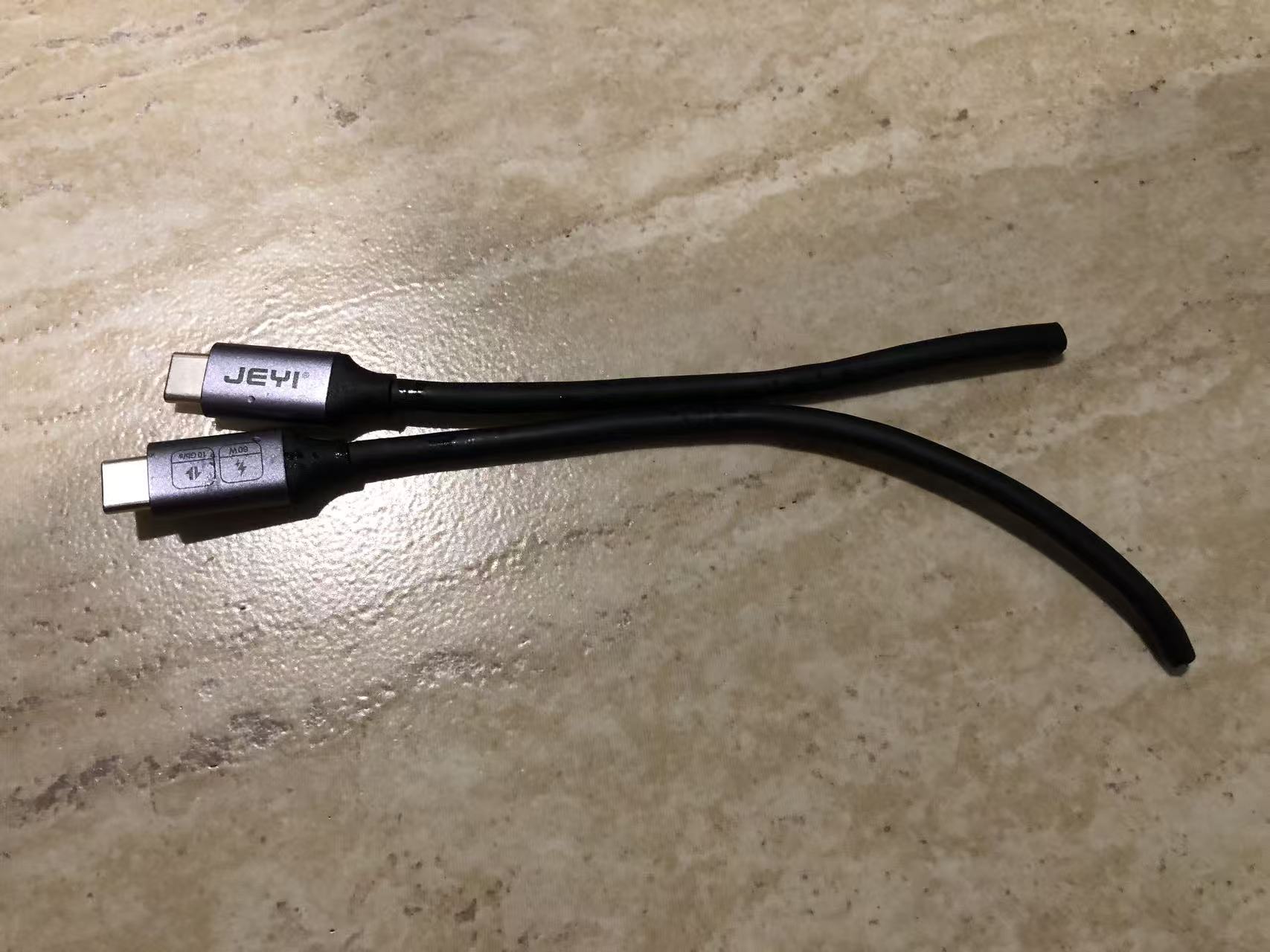 佳翼M2硬盘盒标配垃圾线.jpg